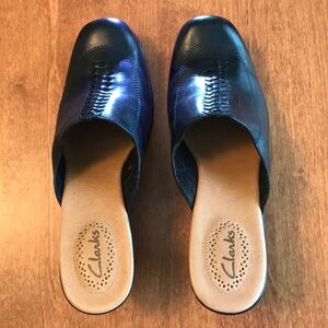 Clarks Size 8.5M Black Clogs with Leather Upper, 3 1/8” heel